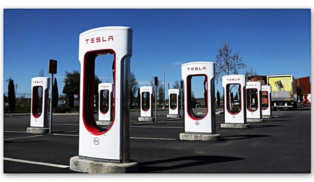 Tesla, Şarj İstasyonlarındaki Sıra Kavgalarını Bitirecek “Sanal Sıra” Özelliği Geliştiriyor