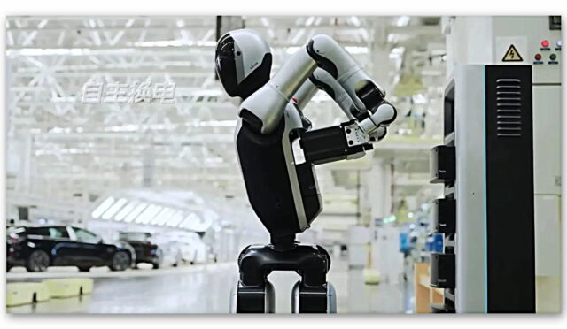Kendi bataryasını değiştirebilen robot geliştirildi