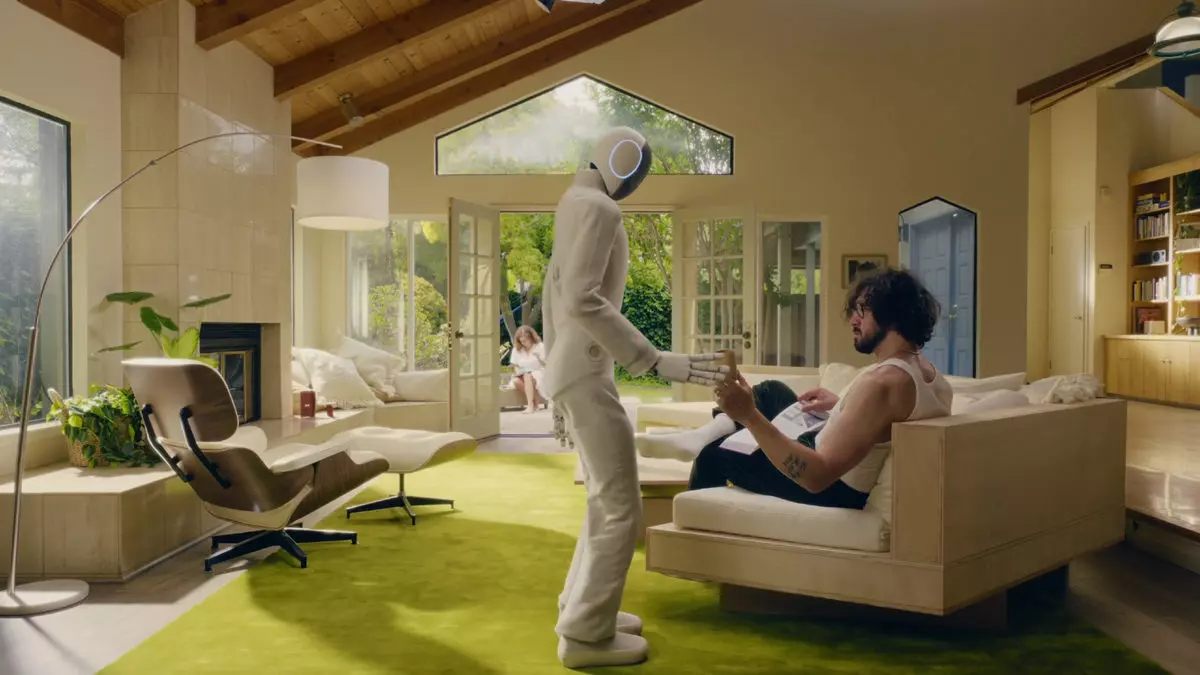 Kıyafet Giymiş İnsan Gibi Görünen Ev Robotu NEO Neden Önemli