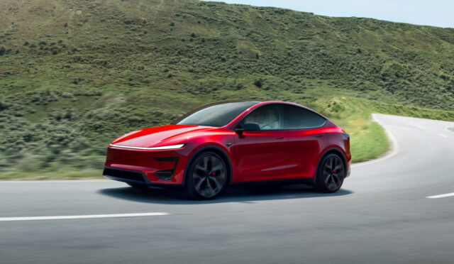 Tesla’nın üzerine uçak iniyordu