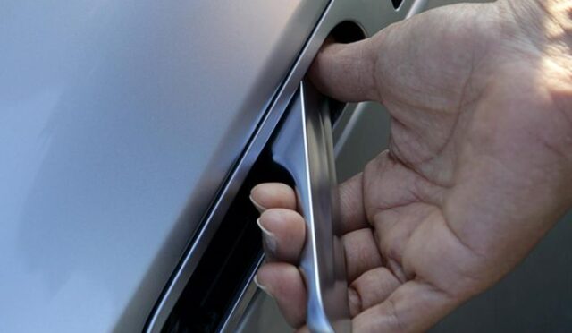 Çin hükûmeti, elektrikli otomobillerde bulunan elektronik gövdeye gömülü kapı kollarını yasaklamaya karar verdi.