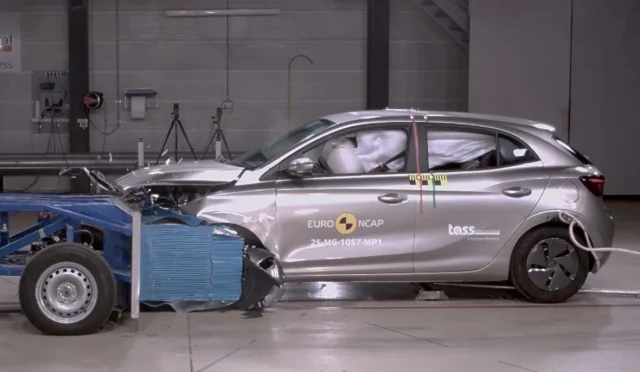 MG3, Euro NCAP testlerinde tarihe geçti. Çarpışma testi sırasında sürücü koltuğu yerinden çıkan otomobil, İngiltere'de geri çağırma programı başlattı.